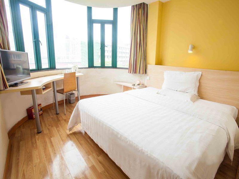 7 Days Inn Dalian Wafangdian Railway Station Екстер'єр фото